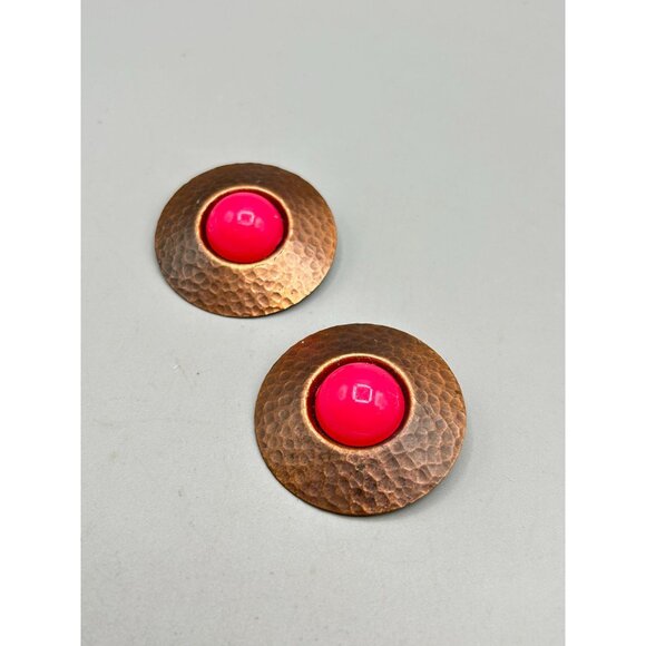 Vintage Hammered Round Copper Clip On Earrings with Fuchsia Cabochons - Picture 3 of 5